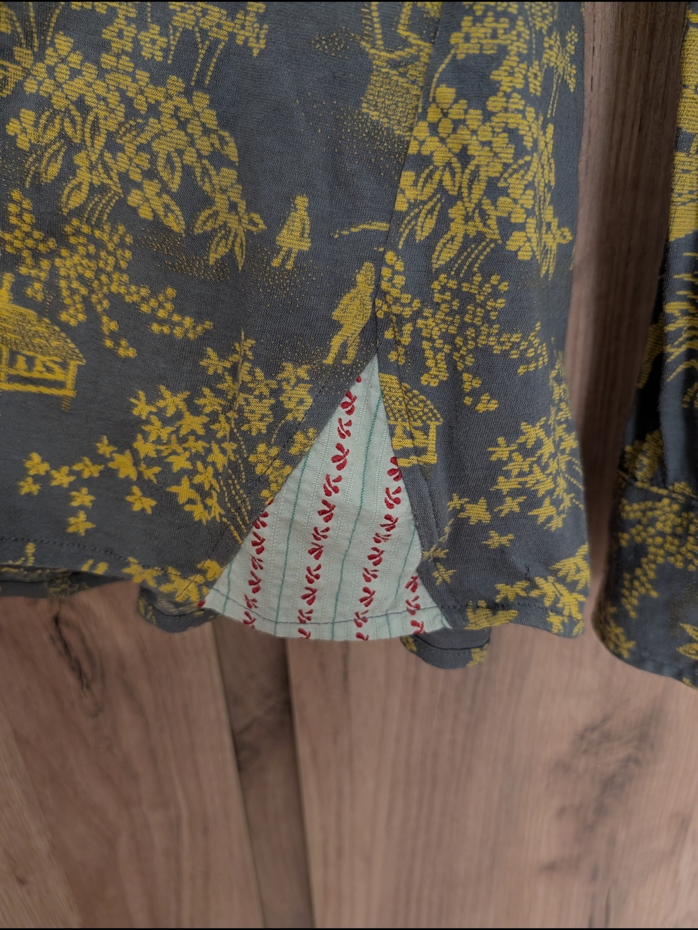 RARE! Custo Barcelona Vintage Y2K Japanese Floral Button-Up Shirt in Olive Gold - Picture 9 of 10